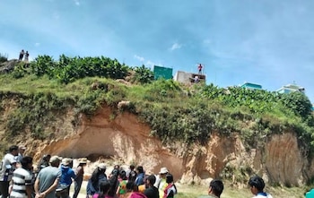 Un deslizamiento de tierra soterró a un adolescente mientras recolectaba arena en el Cementerio General de Santo Tomás Chiché.