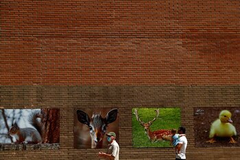 Gente con mascarillas caminan junto