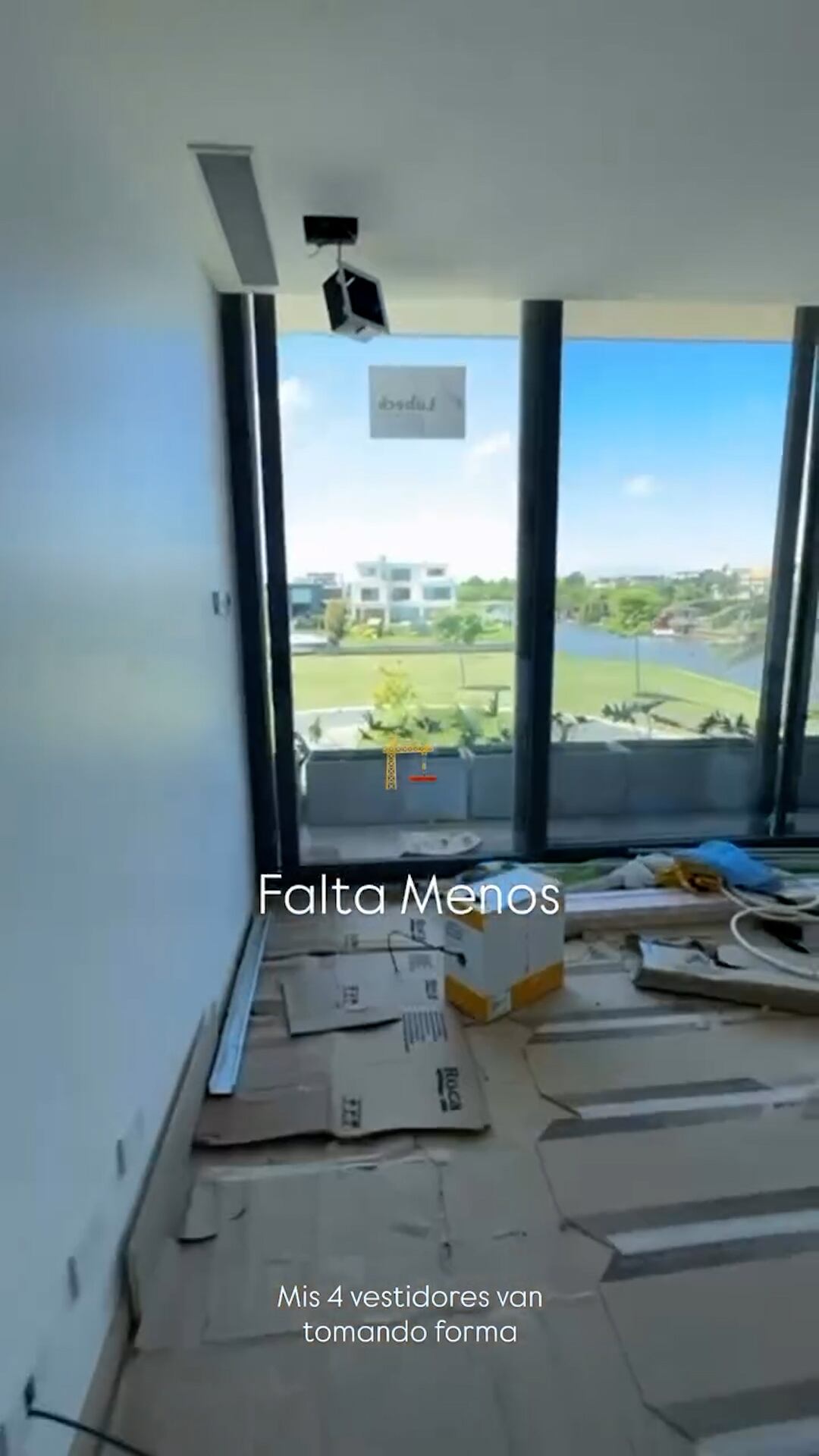 Una de las habitaciones que mostró Wanda Nara de su nueva casa, con las leyendas