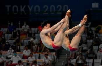 Wang Zongyuan y Xie Siyi (CHN) en el trampolín masculino de 3 metros sincronizado durante los Juegos Olímpicos de Verano de Tokio 2020 en el Centro Acuático de Tokio, en Tokio, Japón, el 28 de julio de 2021. Rob Schumacher-USA TODAY Sports