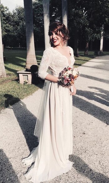 La actriz fue develando más