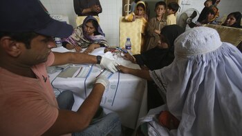 Pánico y angustia en una ciudad pakistaní: 900 niños dieron positivo en pruebas de VIH