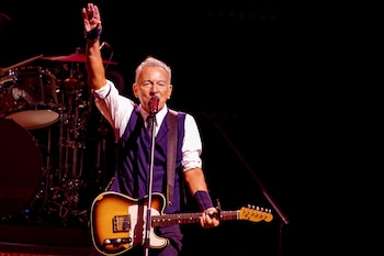 Bruce Springsteen realiza ejercicios de