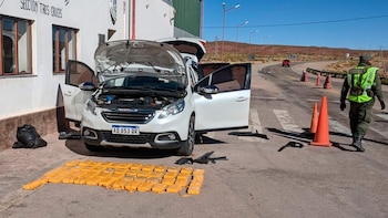 Los agentes hallaron 58 paquetes de cocaína ocultos dentro del auto