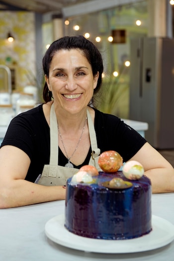 Kalia muestra orgullosa su torta