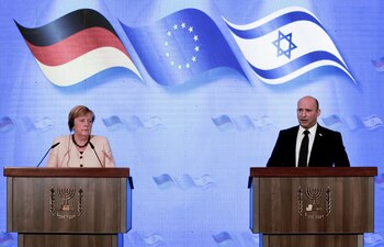 La canciller alemana, Angela Merkel, y el primer ministro israelí, Naftali Benett, dan una conferencia de prensa conjunta en Jerusalén, el 10 de octubre de 2021. Menahem Kahana / Pool vía REUTERS