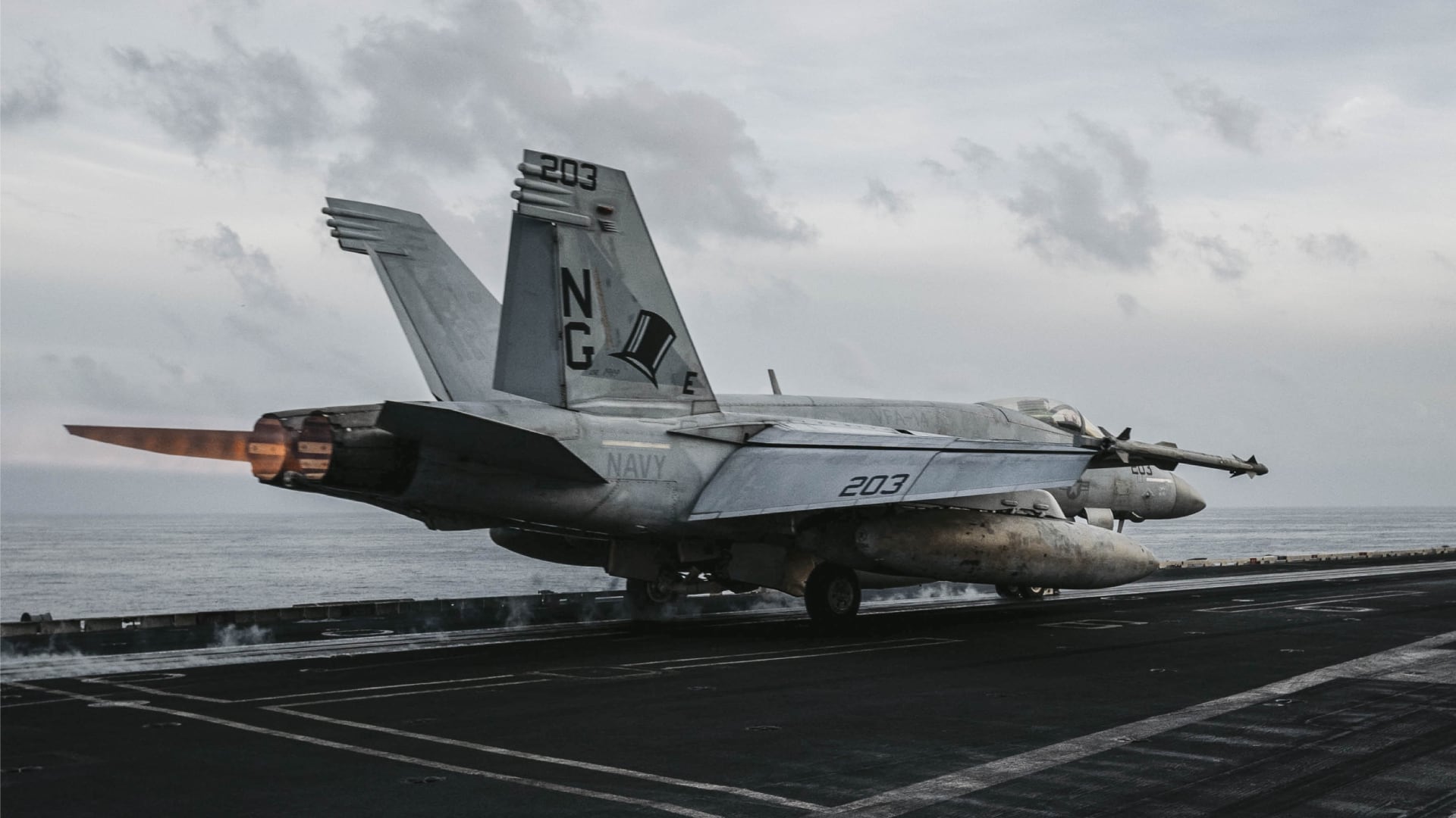 Un caza estadounidense a punto de despegar del portaaviones USS Abraham Lincoln en Medio Oriente (@CENTCOM)