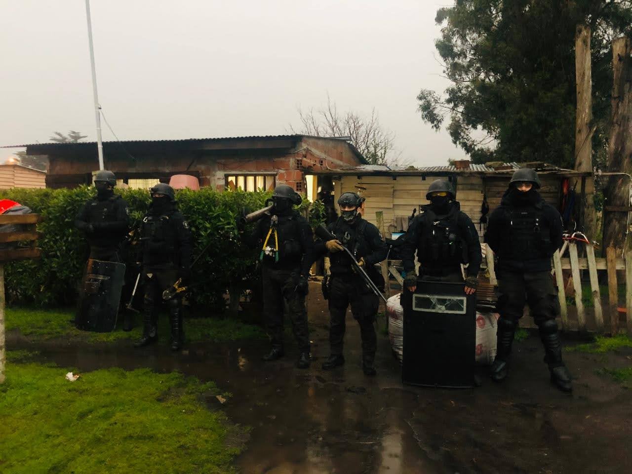 Agentes policiales desplegados en uno de los domicilios