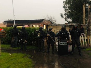 Agentes policiales desplegados en uno de los domicilios