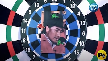 Ecuador: insultaron y tiraron dardos