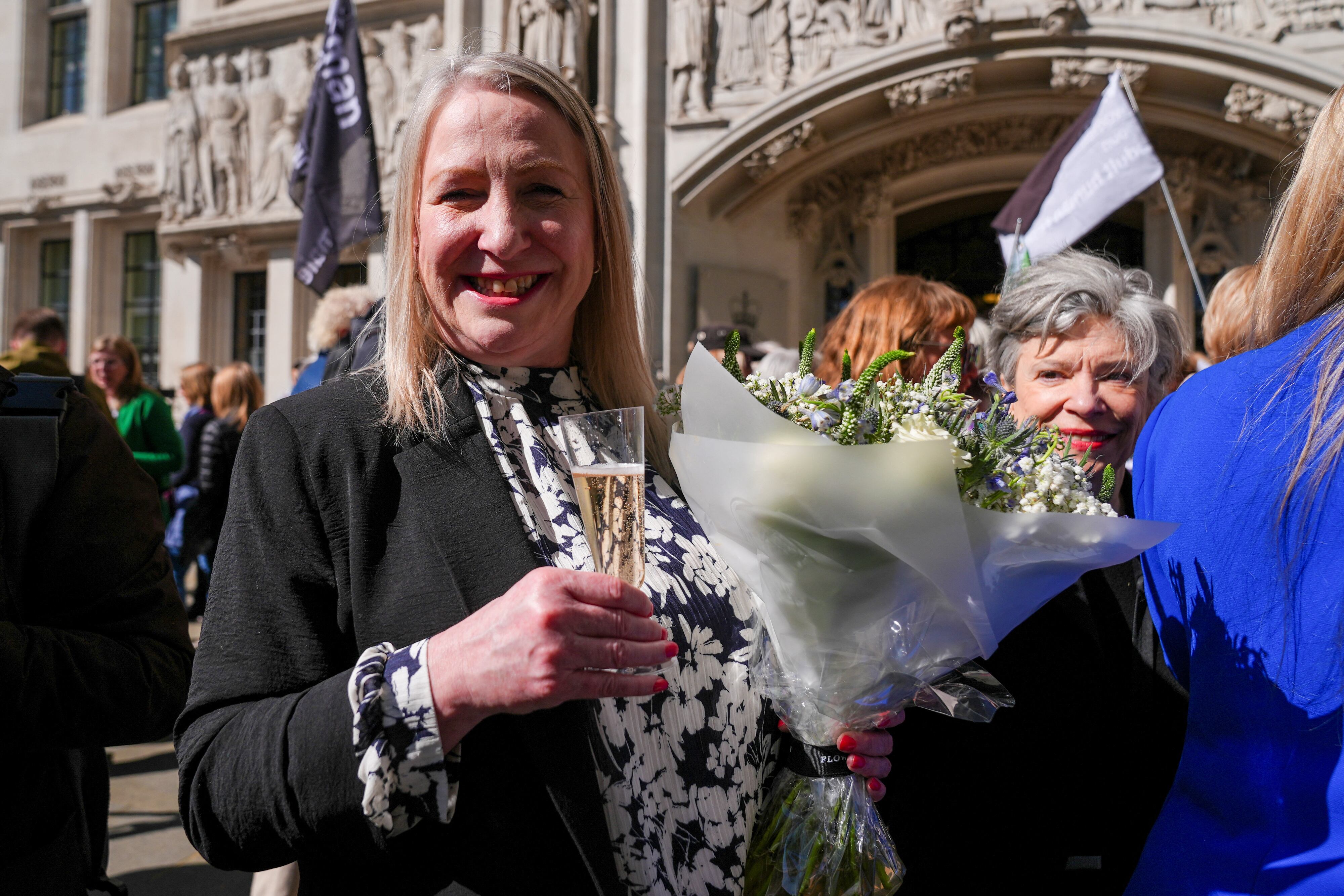 Marion Calder celebra mientras el Tribunal Supremo decide sobre una apelación de For Women Scotland sobre si una persona con un certificado de reconocimiento de género completo que reconoce que su género es femenino es una mujer según las leyes de igualdad británicas, fuera del Tribunal Supremo en Londres, Gran Bretaña, el 16 de abril de 2025. REUTERS/Maja Smiejkowska