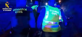 Agentes trabajando en el lugar