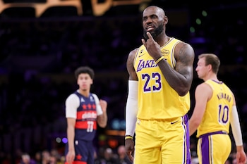 El legado de LeBron James, basado en autenticidad y valores propios, contribuye a la evolución y pluralidad del baloncesto profesional (Foto AP/Ryan Sun)