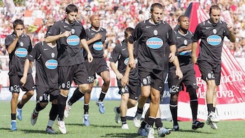 La Juventus logró el ascenso inmediato desde la Serie B en 2006-07 pese a la penalización y tras retener a Buffon, Del Piero, Nedved y Trezeguet