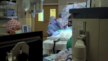 Los médicos colocando el implante