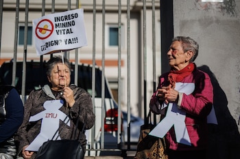 Concentración convocada por la organización 'RMI Tu derecho' para pedir la dimisión del ministro José Luis Escrivá.