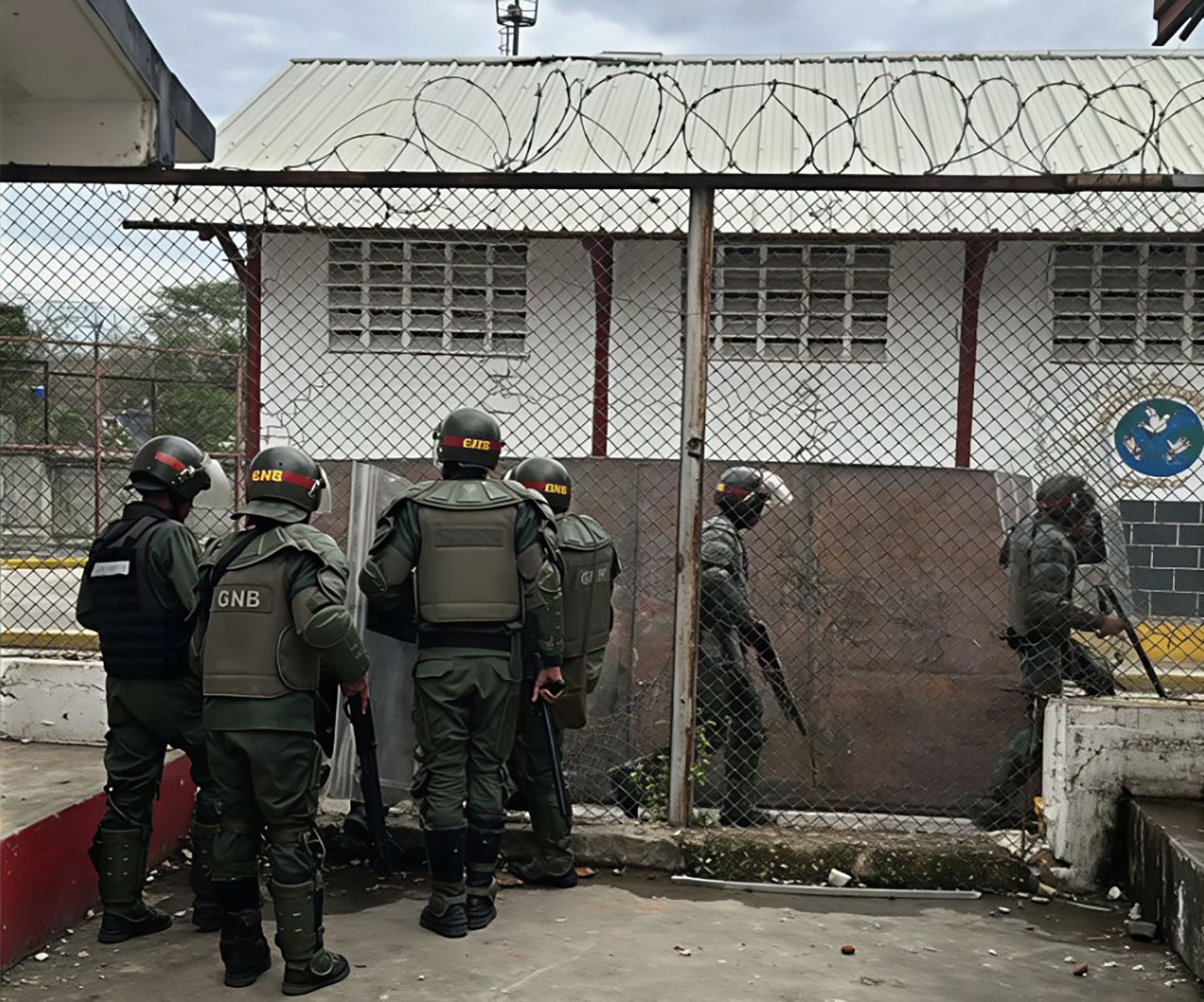 El gobierno de Delcy Rodríguez informó que hubo un motín en la cárcel de Yare III el lunes 20 de abril, que arrojó un saldo de cinco reclusos muertos.