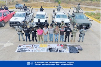 Cinco personas, entre ellas una mujer, fueron detenidas durante el operativo realizado en la Sierra Sur de Oaxaca. (Crédito: FGEO)