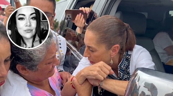 Claudia Sheinbaum, desde un vehículo, toma la mano de una mujer mayor con canas. La escena es grabada por gente. Una foto circular en B/N de una mujer está arriba a la izquierda.