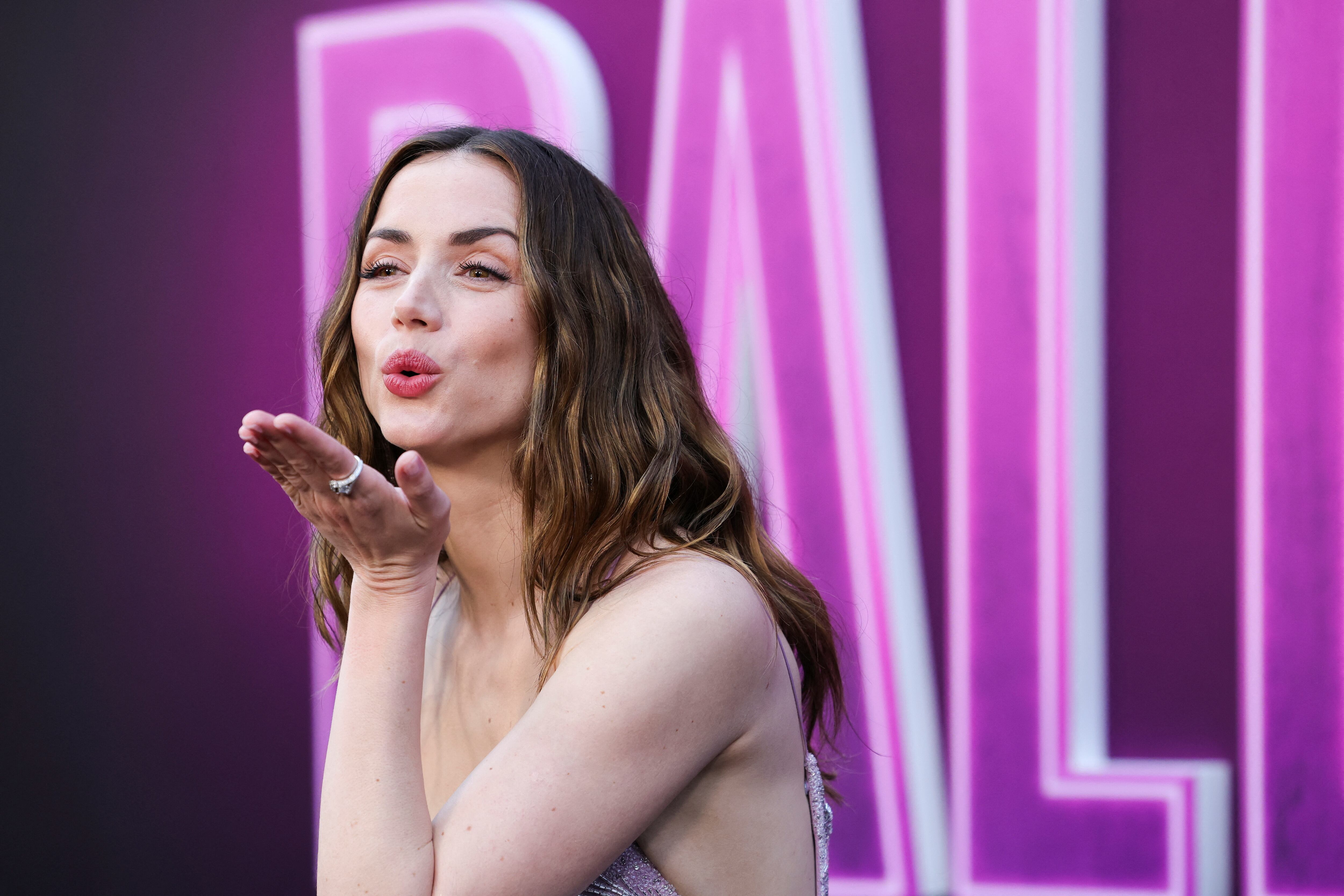 Ana de Armas se mostró emocionada cuando supo que Tom Cruise elogió su actuación. (REUTERS/Mario Anzuoni)