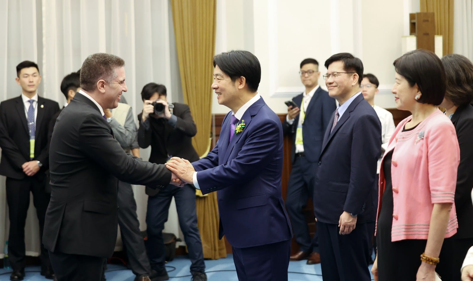 El presidente taiwanés Lai Ching-te saluda al ministro Gustavo Villate en la sede de gobierno de Taiwán, en Taipei (Gobierno del Paraguay)