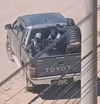 Camioneta oscura en la que