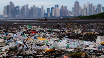 Mediante una inversión de $4.8 millones Panamá emprende la limpieza de ríos y de la costa del litoral de la bahía