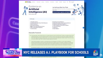 Una pantalla de ordenador muestra un documento web titulado 'Guidance on Artificial Intelligence (AI)' de NYC Public Schools, con un titular de noticias