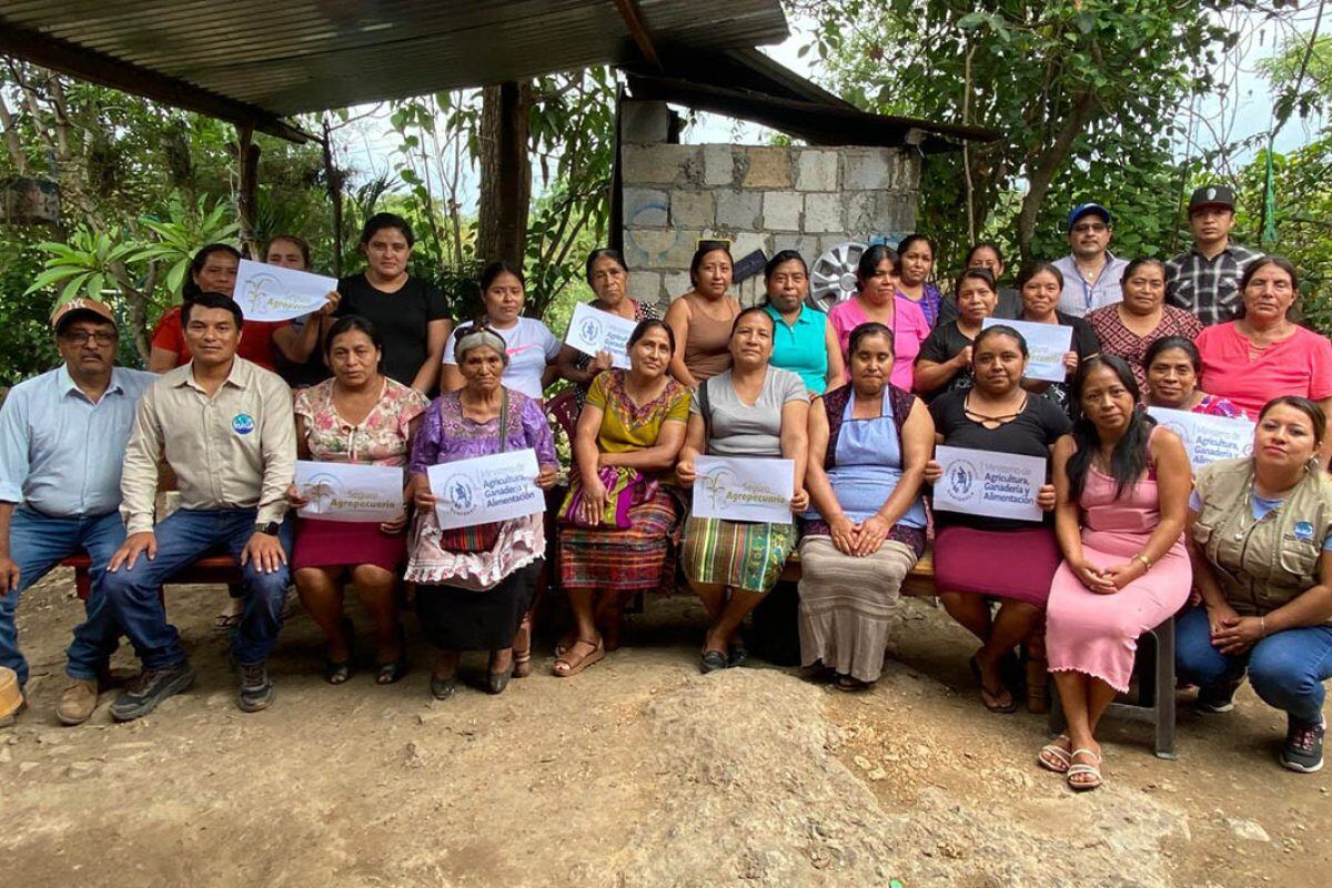 Un grupo de residentes, predominantemente mujeres, se reúne en un entorno rural para expresar su apoyo a los programas del Ministerio de Agricultura, Ganadería y Alimentación y el Seguro Agropecuario. (Ministerio de Agricultura, Ganadería y Alimentacion)