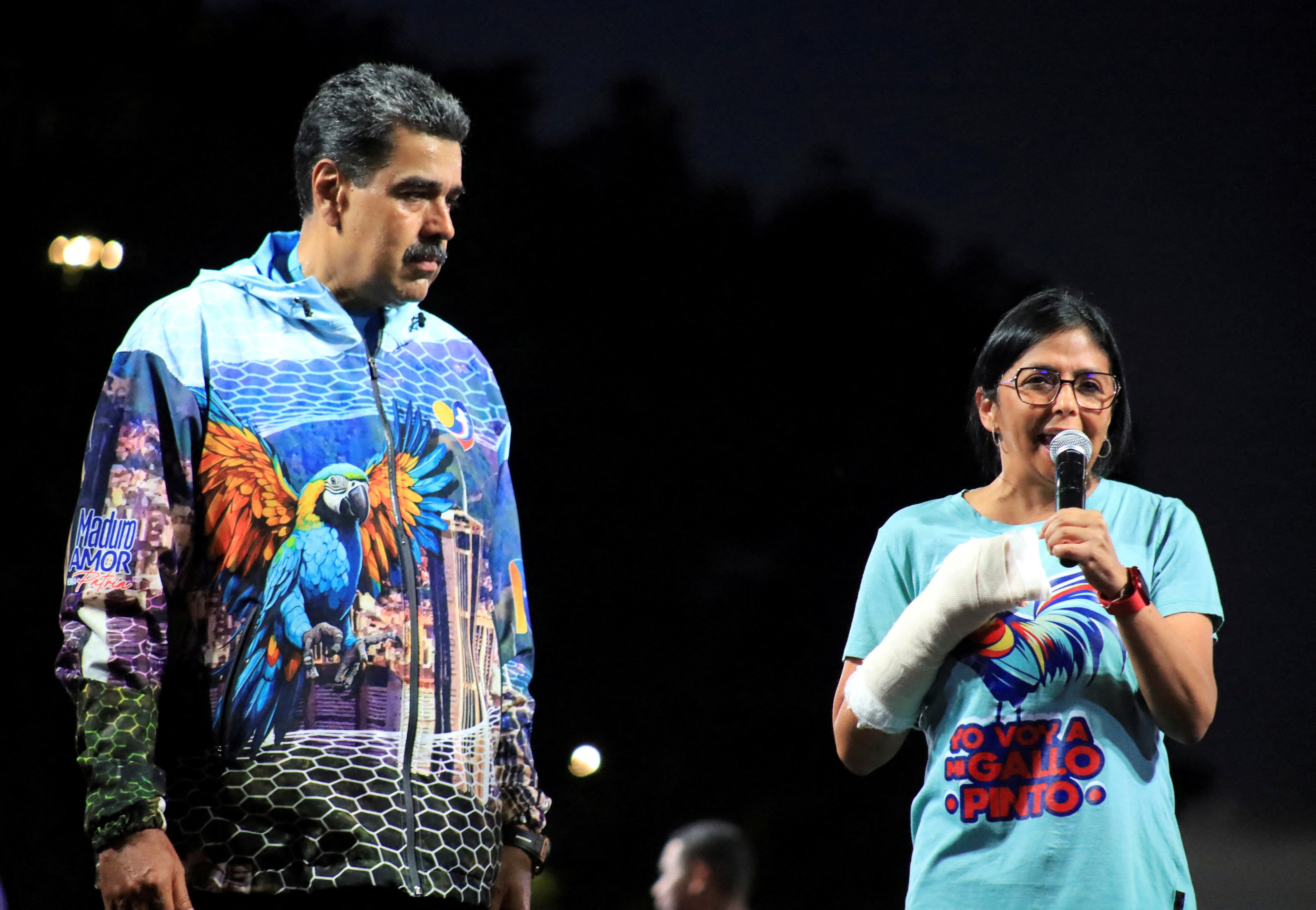 Nicolás Maduro junto a Delcy Rodríguez en un acto en Caracas (REUTERS/Maxwell Briceno)
