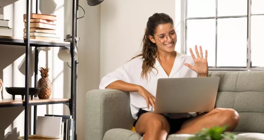 Si tuvieran la posibilidad de elegir, el 43% de los trabajadores optaría por un esquema híbrido, mientras que el 41% preferiría trabajar completamente a distancia. Foto: Pluxee