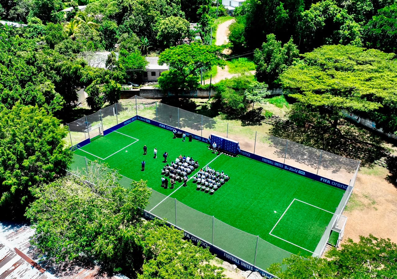 El mini campo de fútbol de FIFA Arena fue construido en el Complejo Educativo Colonia Río Zarco, sobre la carretera a Metapán, en Santa Ana./ (FESFUT)