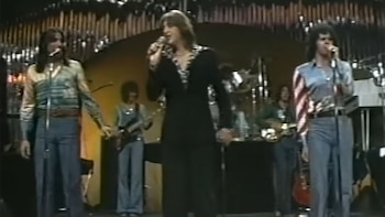 El artista canta en vivo