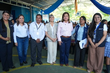 La vicepresidenta Karin Herrera visita la Escuela Oficial Urbana Mixta No. 1 “Marcela Lemus Dimas” en La Tinta, Alta Verapaz, durante una jornada de prevención y protección para la niñez./ (Vicepresidencia de la República)