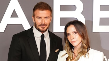 Victoria, hundida, y David Beckham,