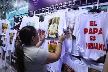 Victoria Quiñonez, confeccionista del polo del papa León XIV en el emporio de Gamarra muestra todos los modelos disponibles además de vinchas y banderolas. (Foto:ANDINA / Juan Carlos Guzmán Negrini)