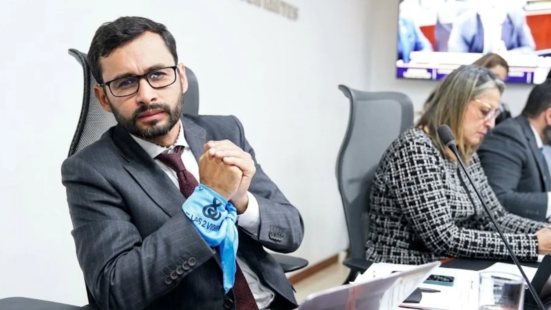 El uso de un pañuelo azul celeste por parte de José Jaime Uscátegui durante la discusión legislativa desató una controversia sobre la neutralidad de la mesa directiva de la Comisión Primera de la Cámar (@jjUscategui/X)