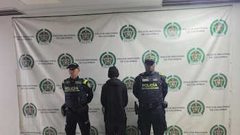 Adulto mayor resultó apuñalado en Bogotá por impedir que hinchas orinaran en espacio público: “Se viene a pegármelo en el pecho”