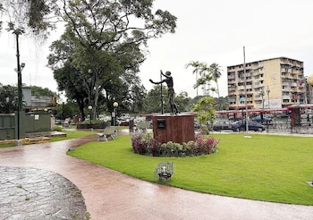 Estatua "Hacia la luz", situada en el campus central de la Universidad de Panamá. (UP)