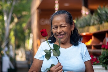 Productores locales ofrecen frutas frescas en el agromercado, pero también entregaron rosas durante la jornada dedicada a las madres. (Foto cortesía MAG)