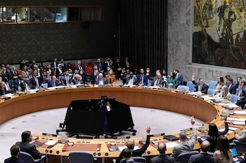 Miembros del Consejo de Seguridad de Naciones Unidas votan una resolución en la sede de Naciones Unidas, el 11 de marzo de 2026 (AP/Seth Wenig)