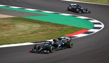 Formula One F1 - Valtteri Bottas largó primero y entró a boxes para realizar el cambio de neumáticos. Foto: REUTERS/Bryn Lennon