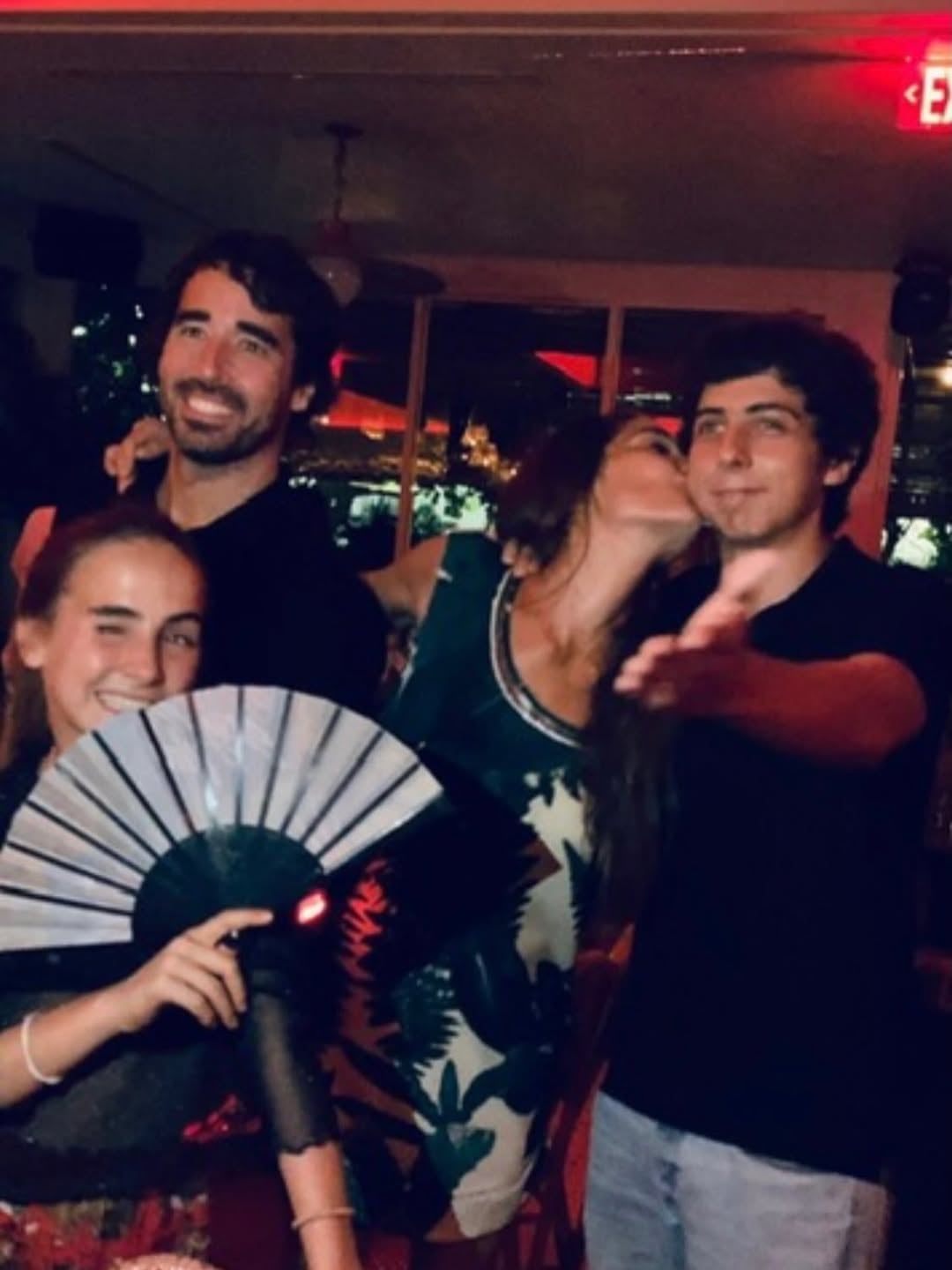 En una salida nocturna con sus tíos Nacho y Rocco y su mamá Juana, entre risas y complicidad