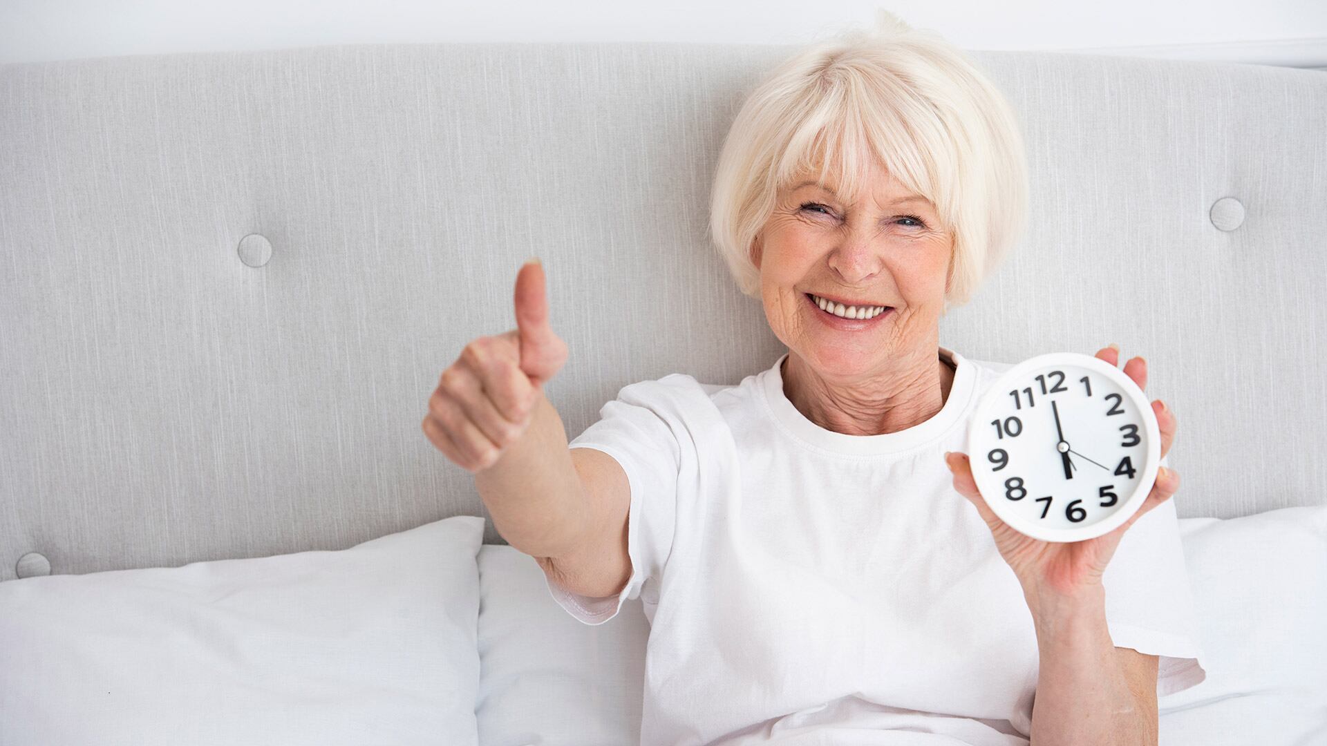 Dormir entre siete y ocho horas cada noche ayuda a mantener el equilibrio hormonal y neuronal (Freepik)