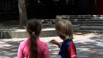 Niños de Nueva York que aspiran a establecer un récord mundial visitan más de 40 parques infantiles en un solo día