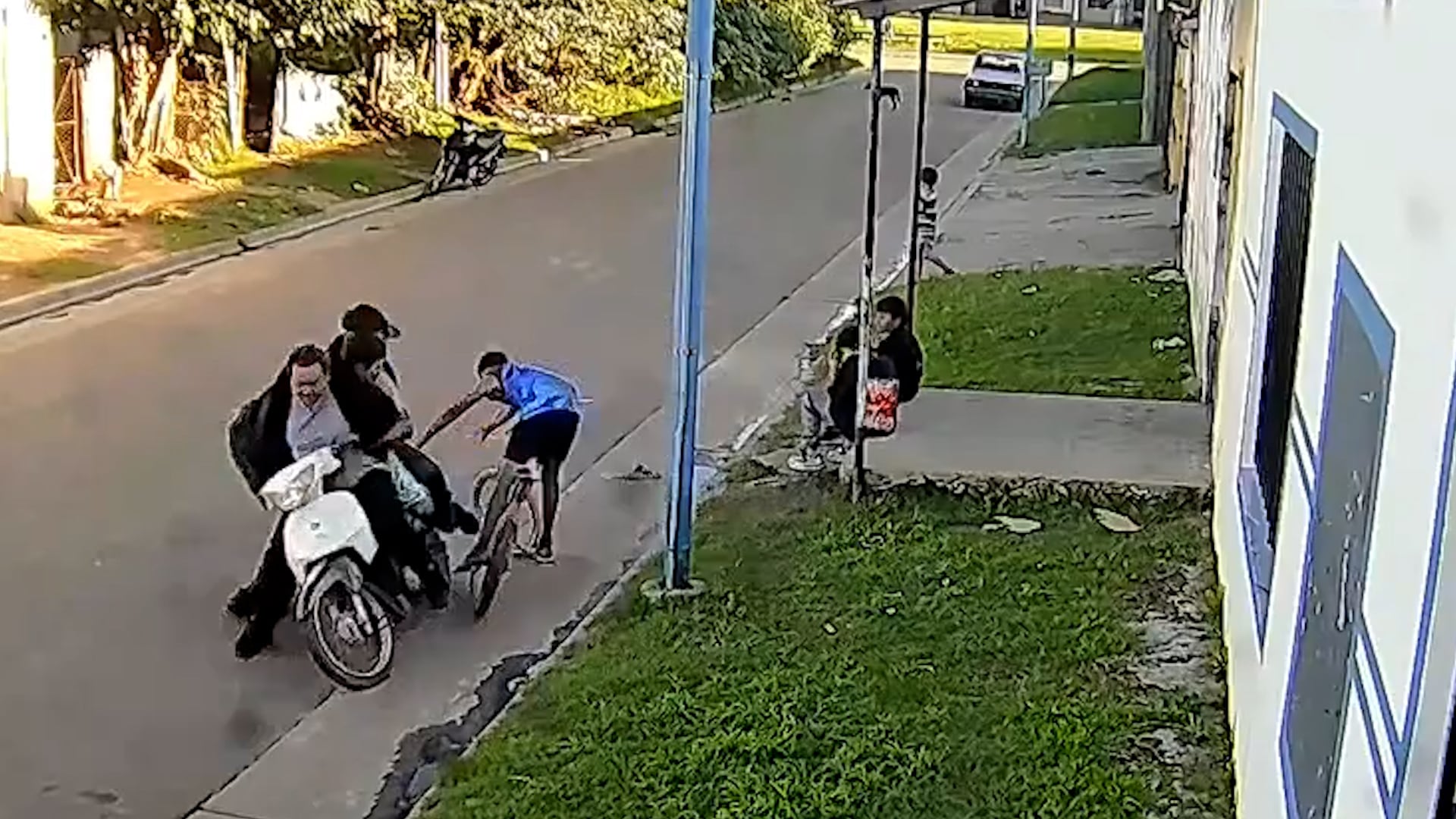 Dos individuos en una moto impactan contra un joven en bicicleta, arrastrándolo por la calle, en un incidente que inicialmente buscaba solo asustar al menor.