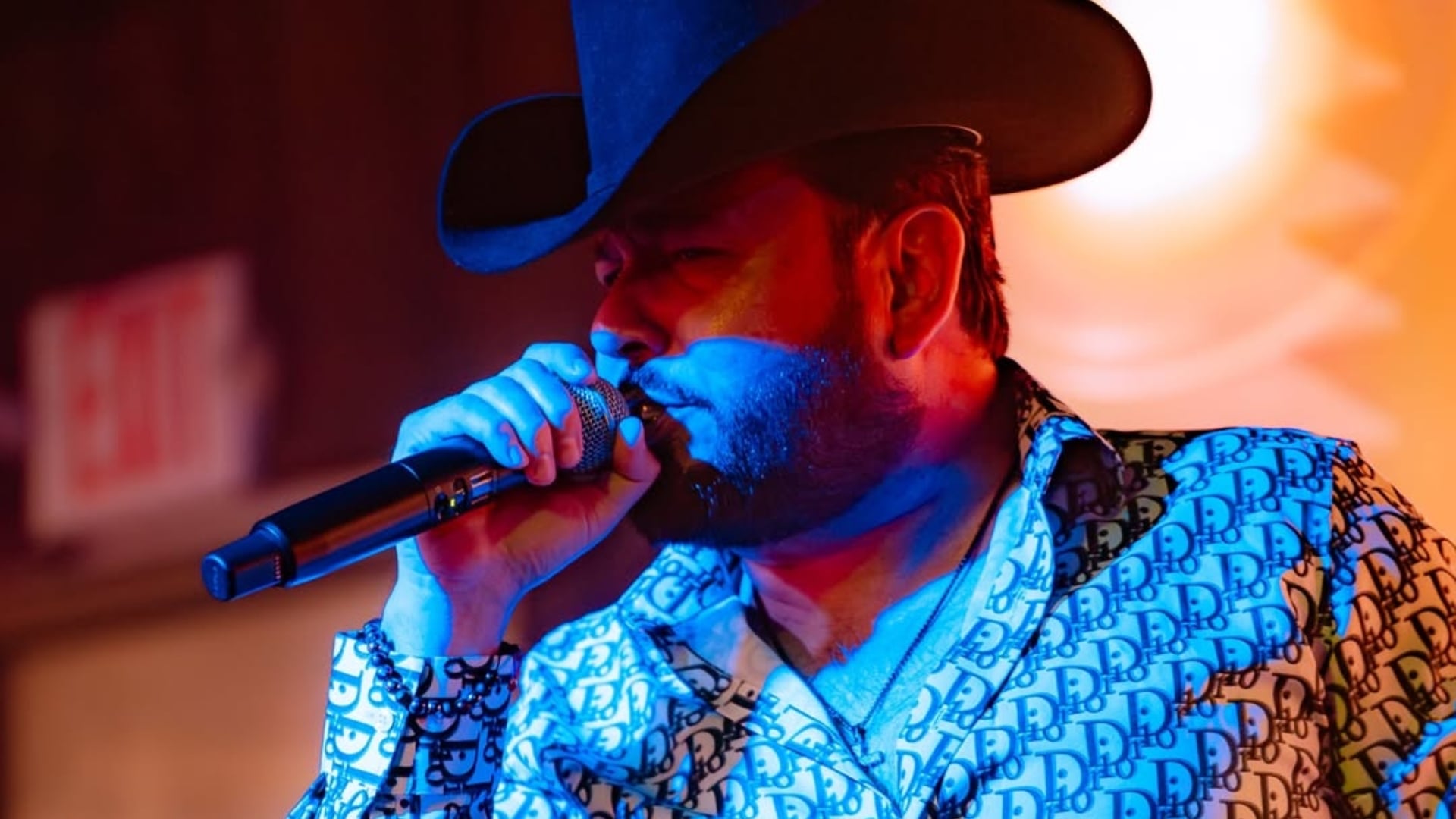 El cantante de regional mexicano Roberto Tapia en el escenario, donde recientemente habló sin filtros sobre su lucha personal contra la depresión. (Instagram: Roberto Tapia)