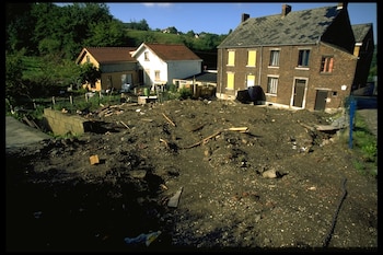 La policía removió la tierra