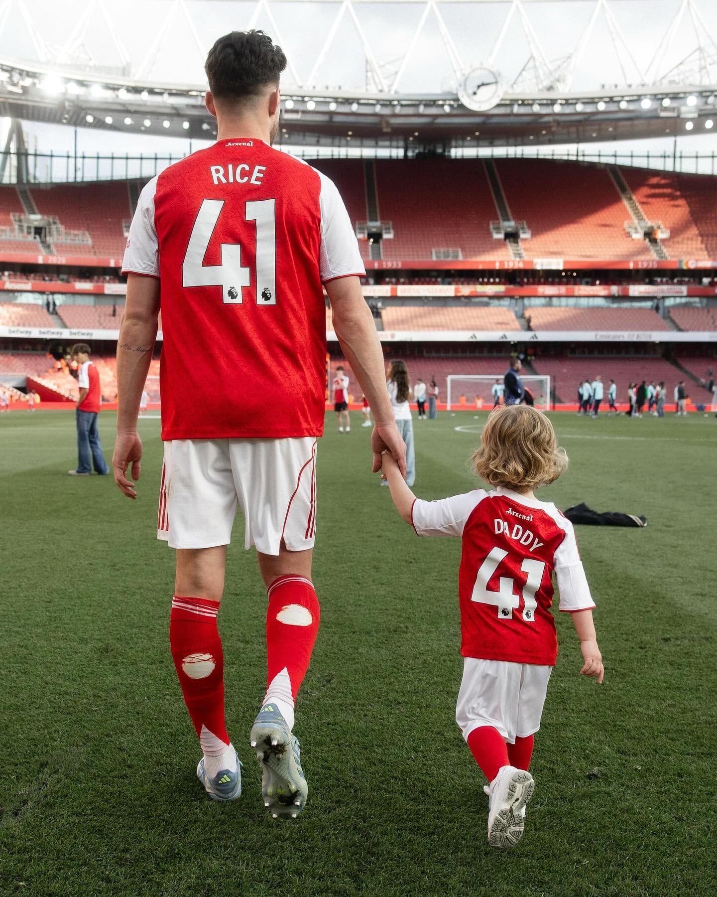 Declan Rice, jugador del Arsenal, y su hijo Jude antes de entrar al campo. (INSTAGRAM).