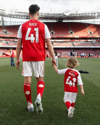 Declan Rice, jugador del Arsenal, y su hijo Jude antes de entrar al campo. (INSTAGRAM).